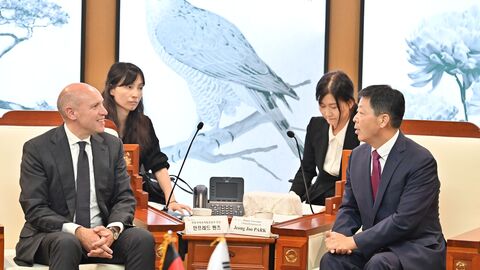 Manfred Pentz im Gespräch mit Jeong Joo Park Manfred Pentz sitzt neben Jeong Joo Park - im Hintergrund sitzen zwei Übersetzerinnen.