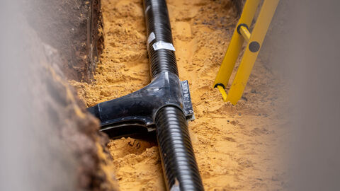 Ein Rohr liegt in der Erde