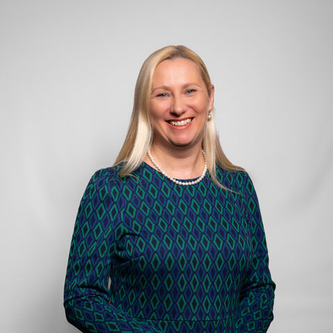 Portrait von Diana Stolz, Ministerin für Familie, Senioren, Sport, Gesundheit und Pflege Familienministerin Diana Stolz steht vor grauem Hintergrund