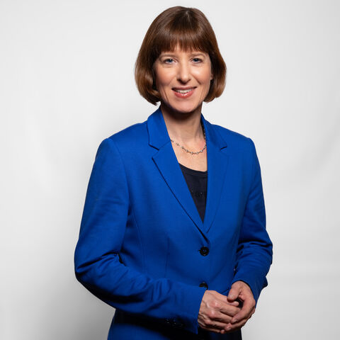 Portrait von Heike Hofmann, Ministerin für Arbeit, Integration, Jugend und Soziales Heike Hofmann vor grauem Hintergrund
