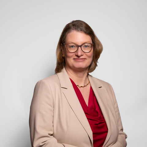 Portrait von Katrin Hechler, Staatssekretärin im Hessischen Ministerium für Arbeit, Integration, Jugend, Soziales Katrin Hechler vor grauem Hintergrund