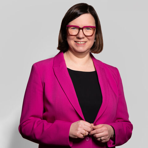 Manuela Strube vor grauem Hintergrund