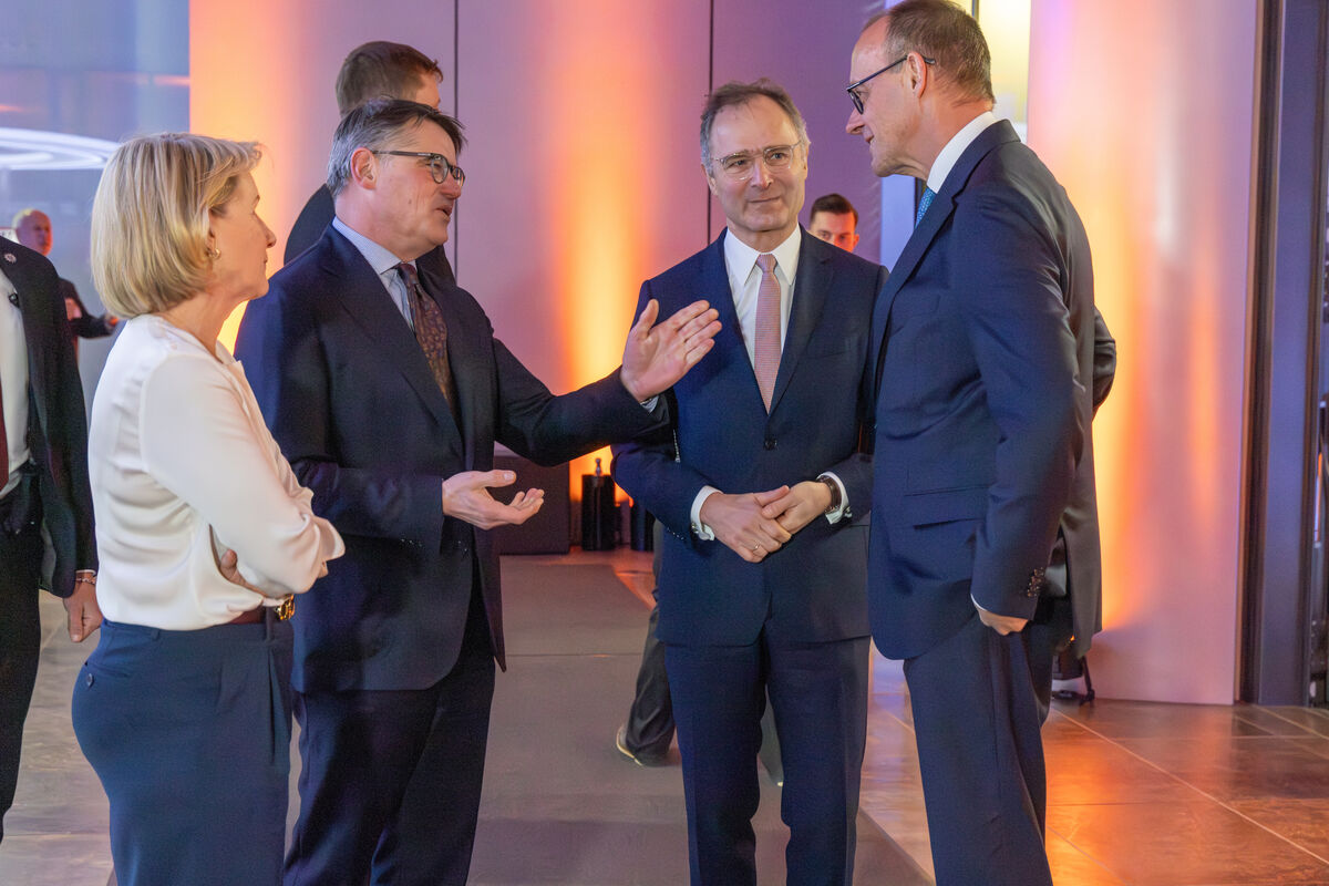 Regierungschef nimmt an Jahreseröffnung der Deutschen Börse AG teil