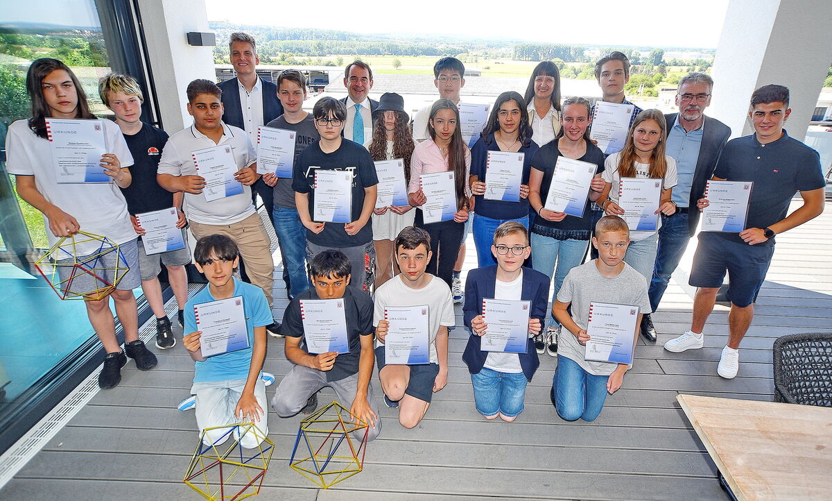 Kultusministerium Hessen Abitur 2024 Kultusministerium und HESSENMETALL ehren Siegerinnen und Sieger | hessen.de