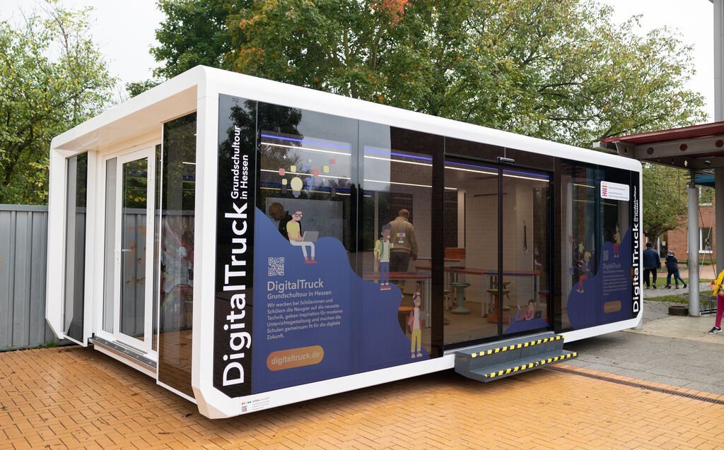 Der Digital-Truck steht auf einem Schul-Hof. Der Digital-Truck steht auf einem Schul-Hof.